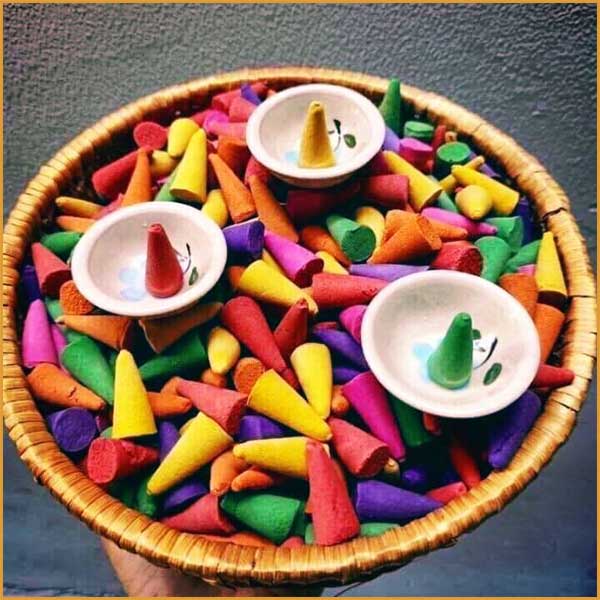 Trầm nụ giả thường có nhiều màu sắc sặc sỡ để che giấu màu gỗ giả | Trầm Hương Thiên Quang | Tramhuongthienquang.com